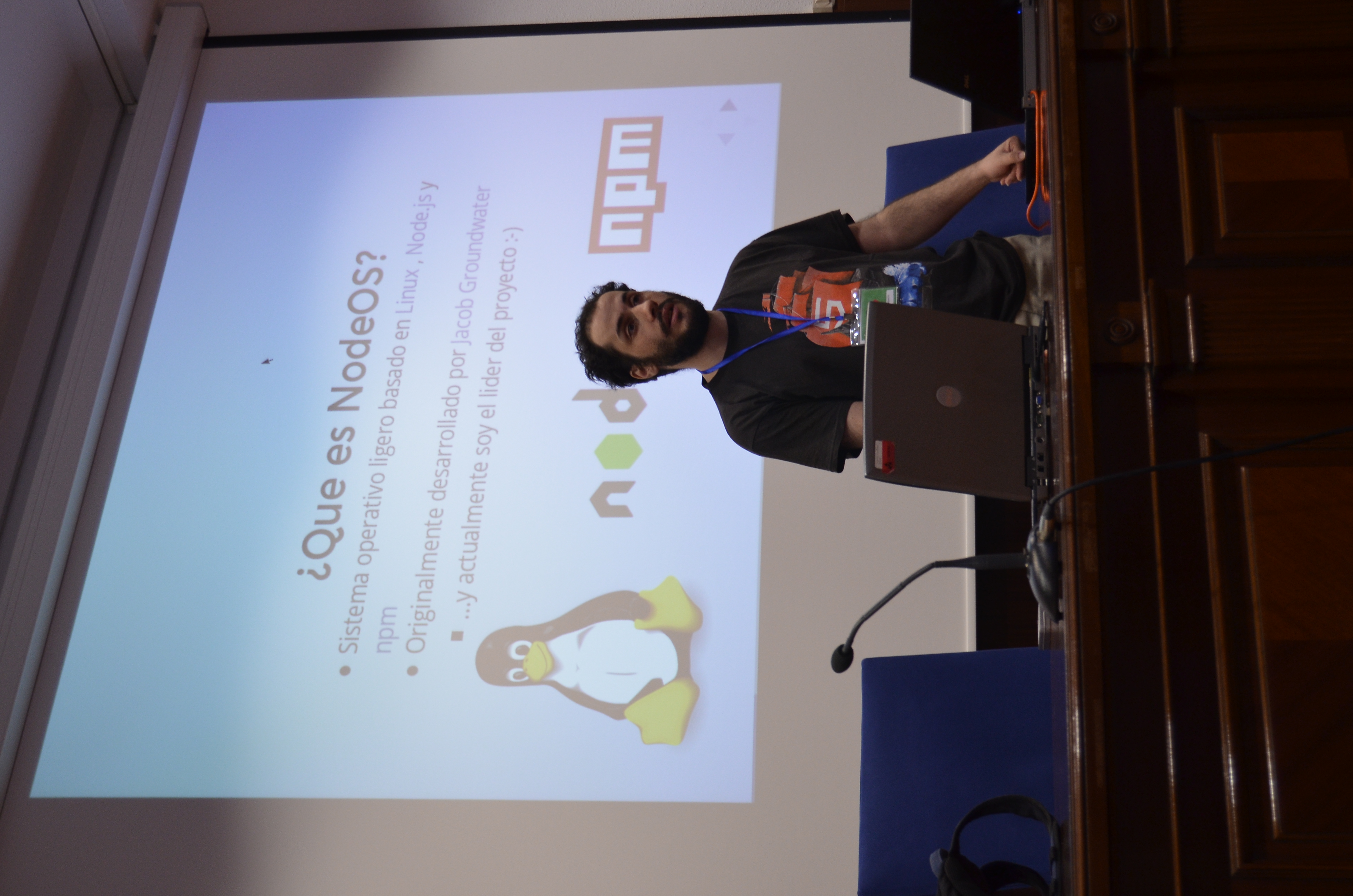 Jesús Leganés Combarro presenting his NodeOS project in the Final Phase of the IX Free Software University Contest