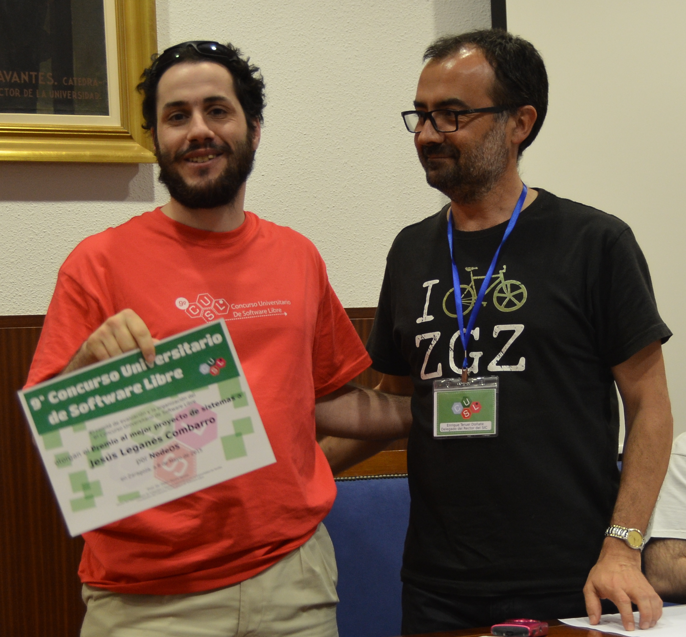 Enrique Teruel Doñate (Delegate of the Rector for SICUZ) presents the diploma to Jesús Leganés Combarro for his NodeOS project